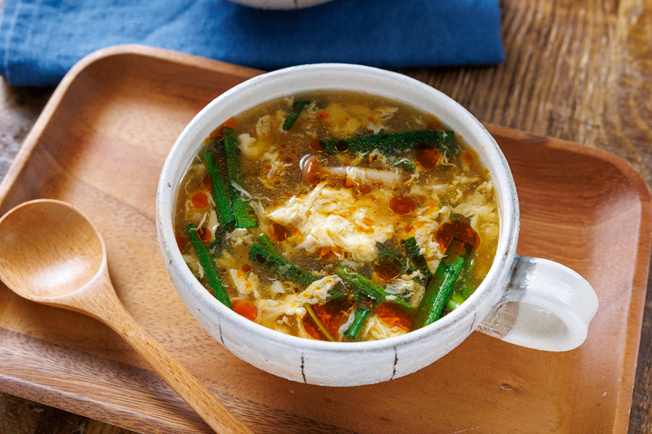 にら香る！ふわふわ卵のピリ辛中華スープ