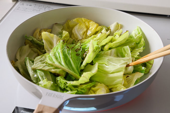 豚こまキャベツマウンテンで、キャベツを炒めている写真