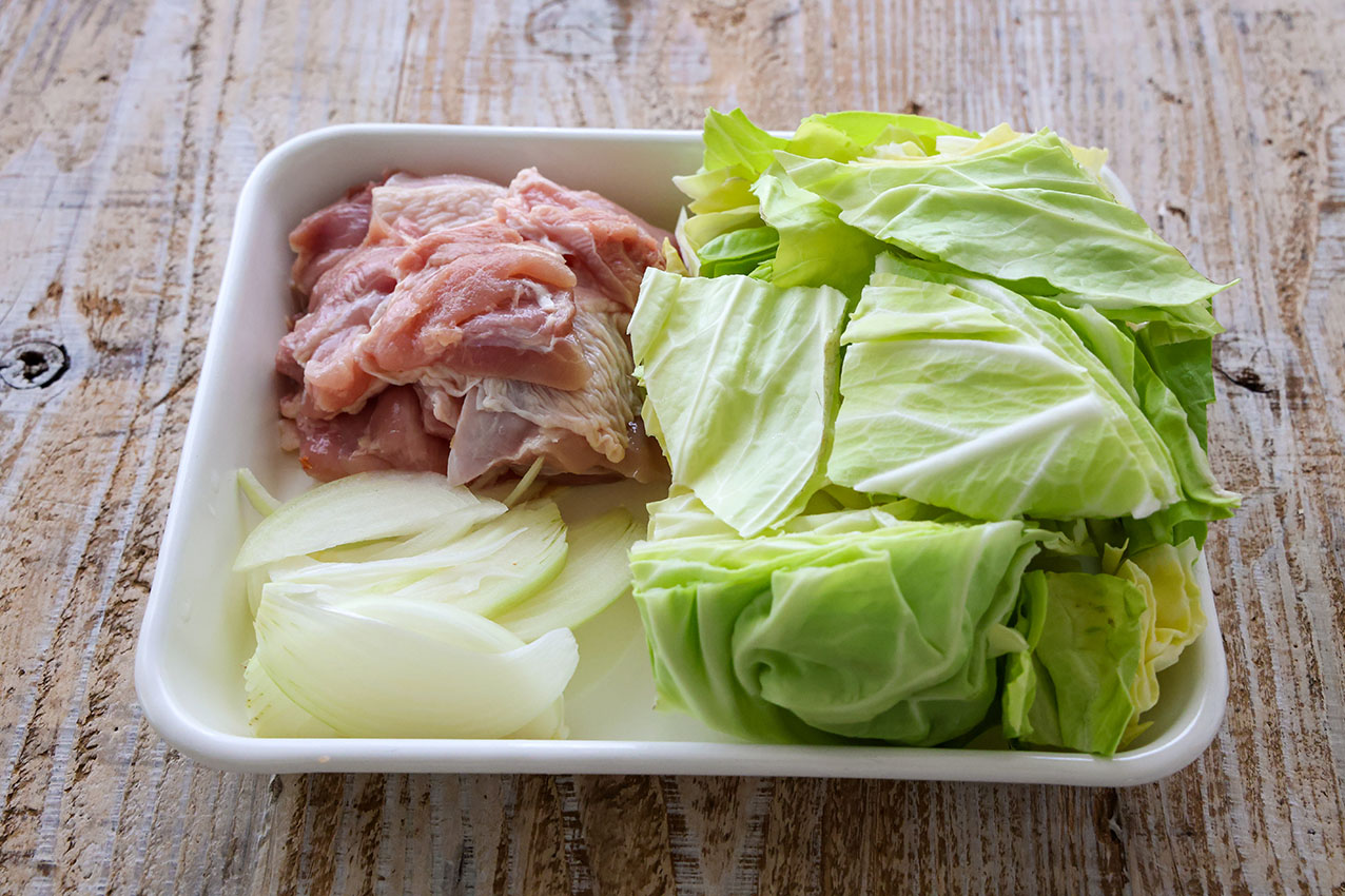 チキンとキャベツのトマト煮の材料の写真
