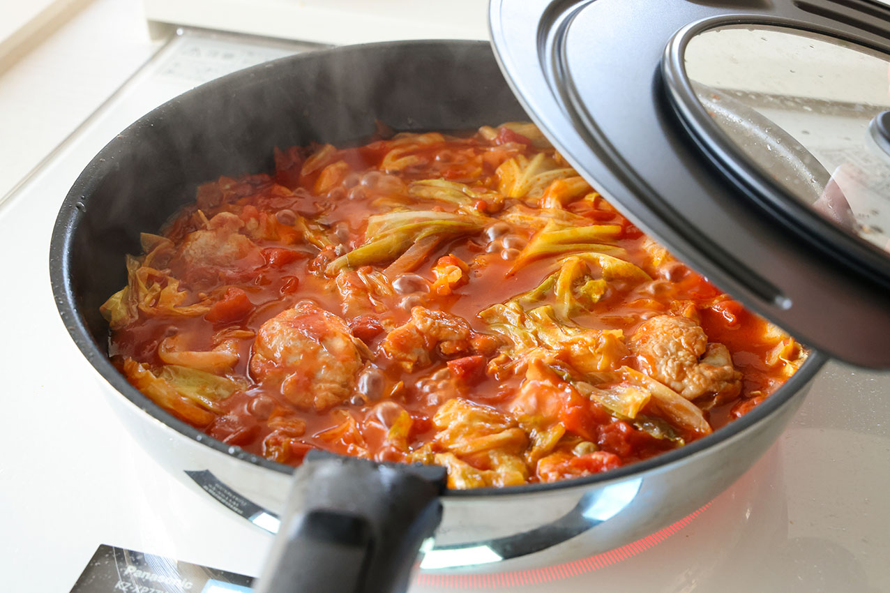 チキンとキャベツのトマト煮で煮込んでいる写真
