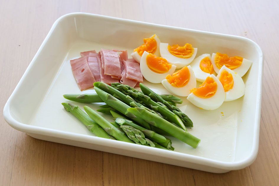アスパラベーコンの卵サラダの材料の写真