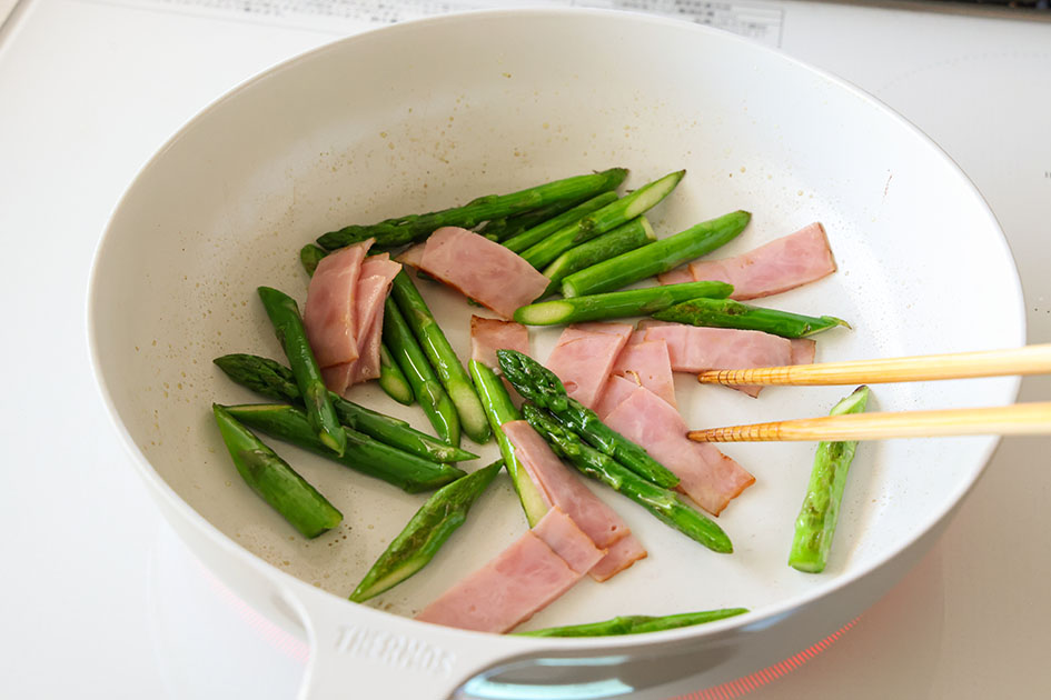 アスパラベーコンの卵サラダの材料を炒めている写真