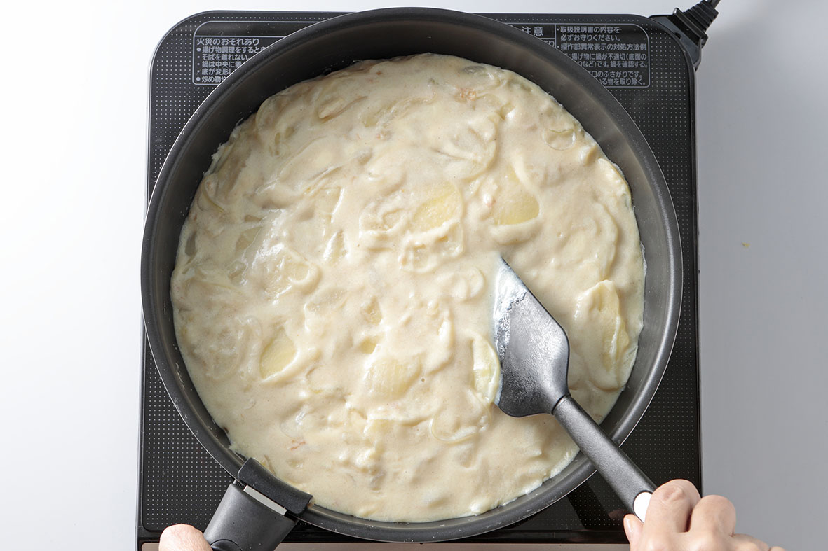 豆乳ポテトグラタンの材料を煮込んでいる写真