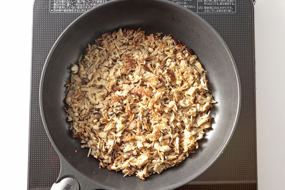 きのこたっぷりサバそぼろの材料を炒めている写真