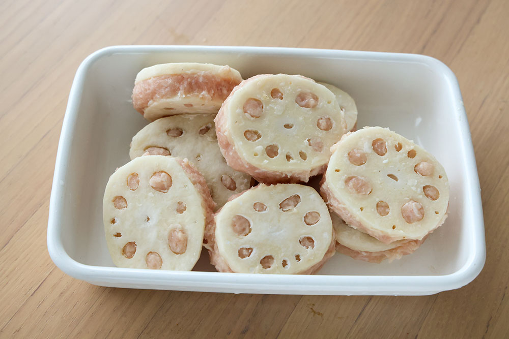 れんこんのはさみ焼きで、れんこんに肉だねをはさんだ写真
