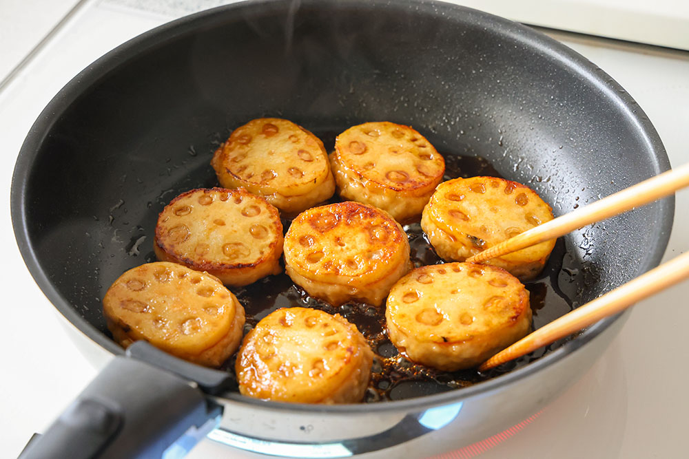 れんこんのはさみ焼きで、たれを煮絡めている写真