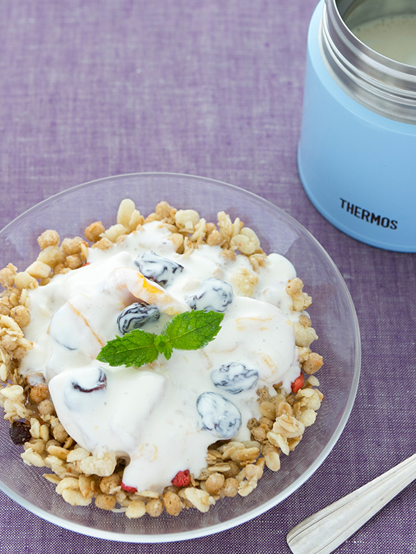 ドライフルーツとバニラヨーグルトのグラノーラボウル