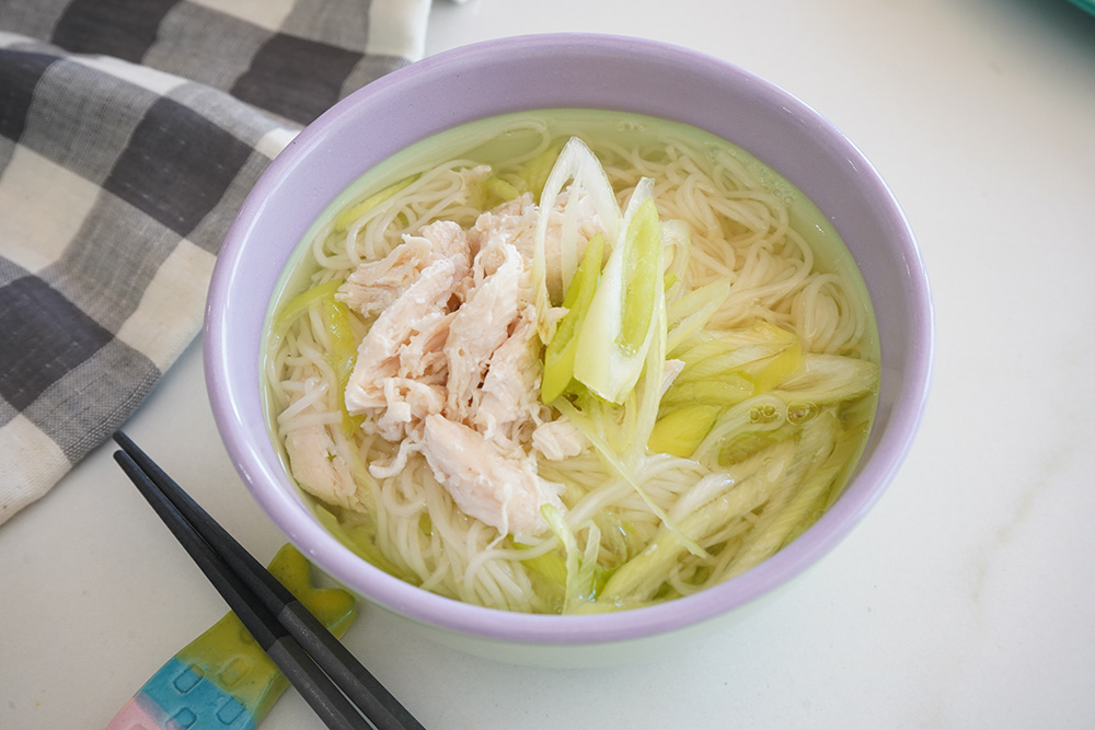 カルグクス風鶏そうめん盛り付け