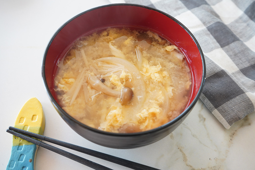 玉ねぎときのこのかきたま汁盛り付け