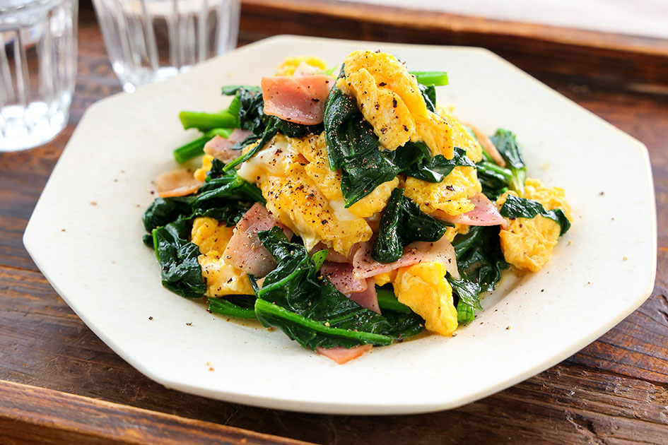 ほうれん草とベーコンの卵炒めの盛り付け写真