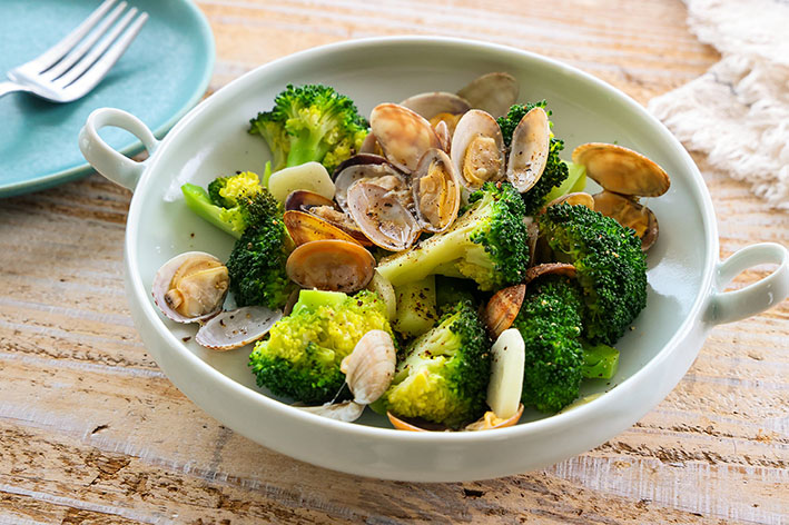 あさりとブロッコリーの白ワイン蒸しの盛り付け写真