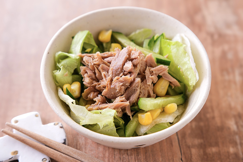 レタスとツナのサラダの盛り付け写真