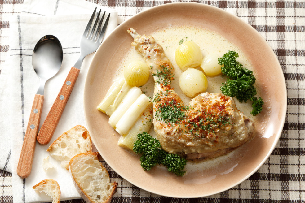 骨付き鶏肉の粒マスタードクリームソース