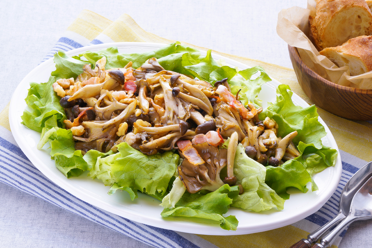 きのことベーコンのサラダの盛り付け写真