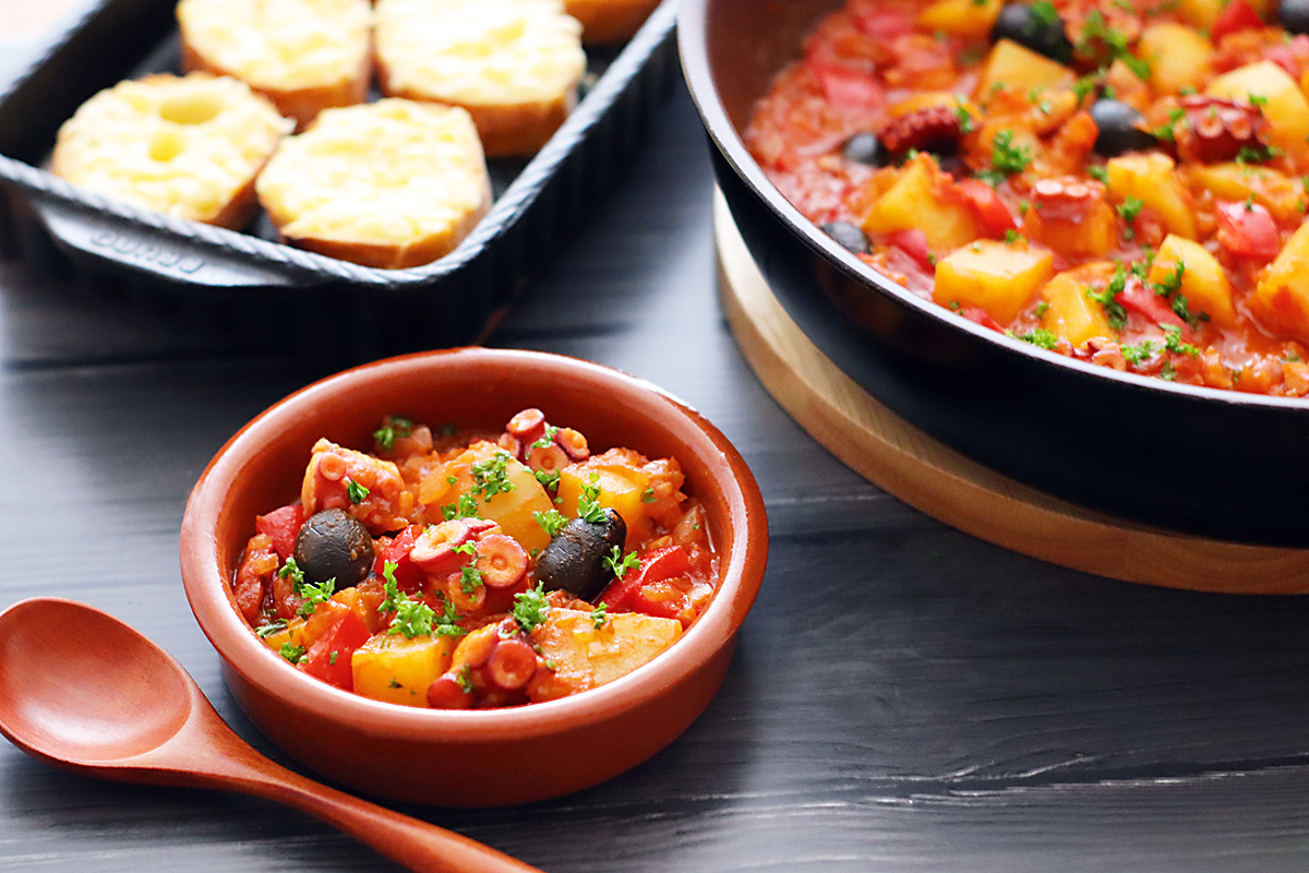 タコとジャガイモのパプリカ煮の盛り付け写真