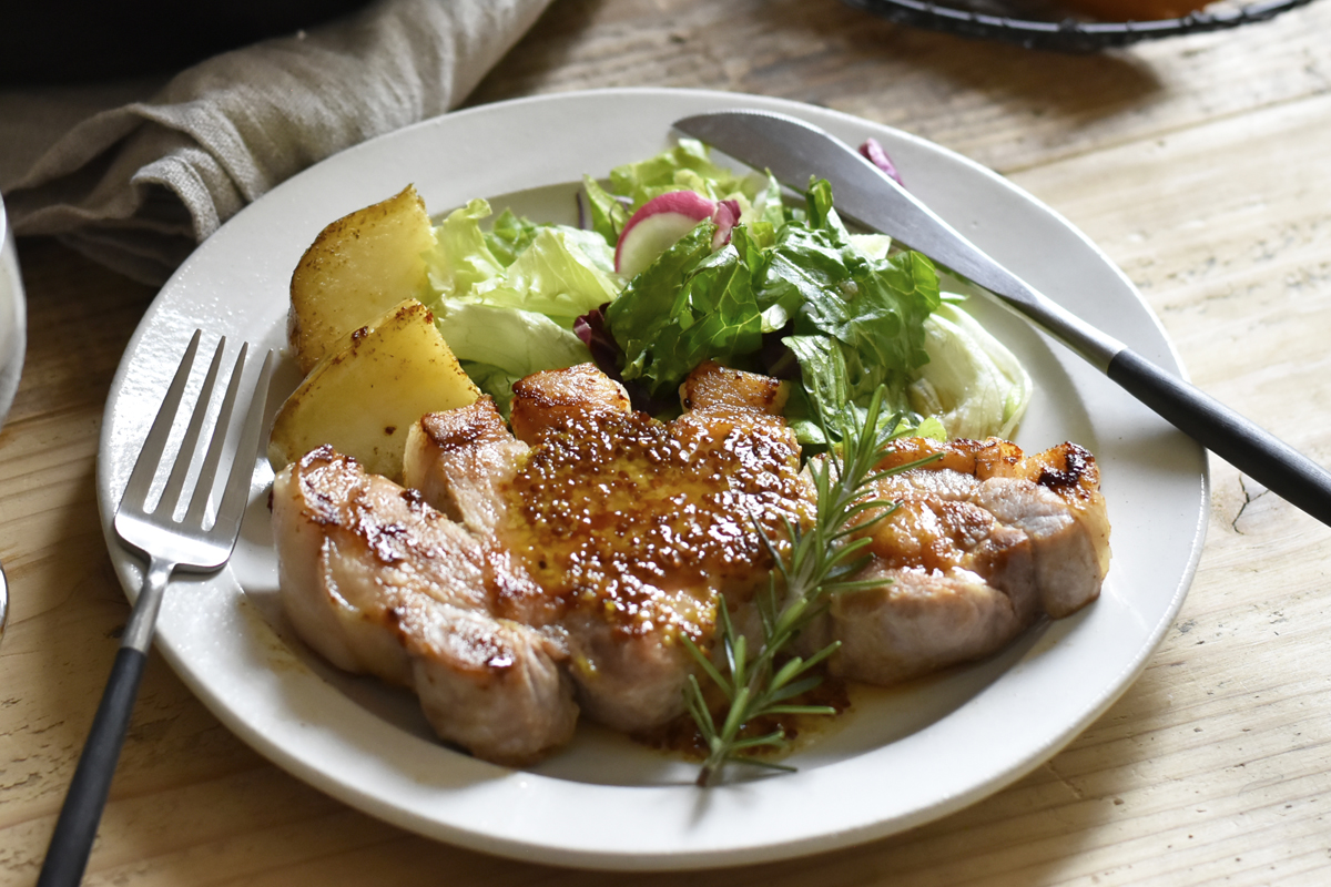 ハニーマスタードソースのポークソテーの盛り付け写真