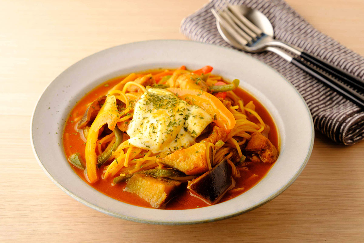 モッツアレラチーズのスープカレーパスタの盛り付け写真