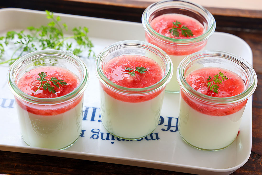 フレッシュいちごソースのミルクプリンの盛り付け例の写真