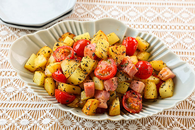ミニトマトとじゃがいものハーブ炒めの盛り付け写真