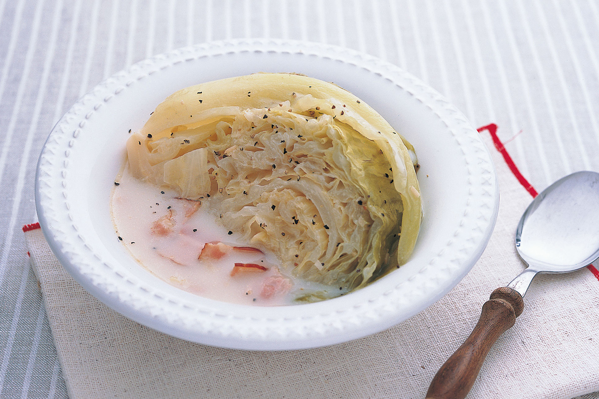 まるごとキャベツとベーコンのスープ