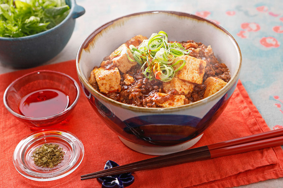 麻辣麻婆牛丼の盛り付け例の写真