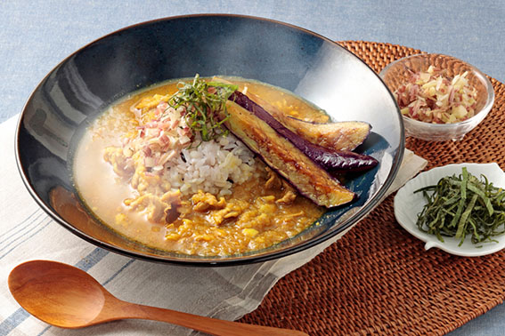 焼きなすと香味野菜の薬膳カレーの盛り付け写真