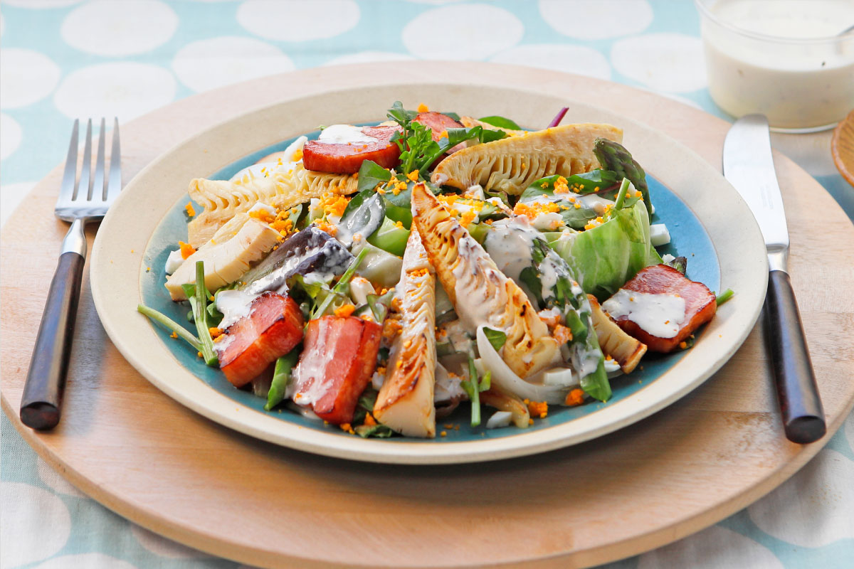 焼き筍と春野菜のミモザサラダの盛り付け写真