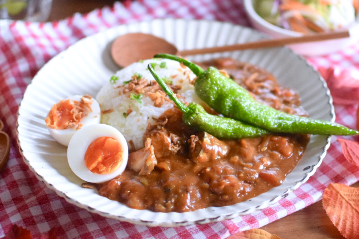 サバ缶を使った和風トマトカレーの盛り付け写真