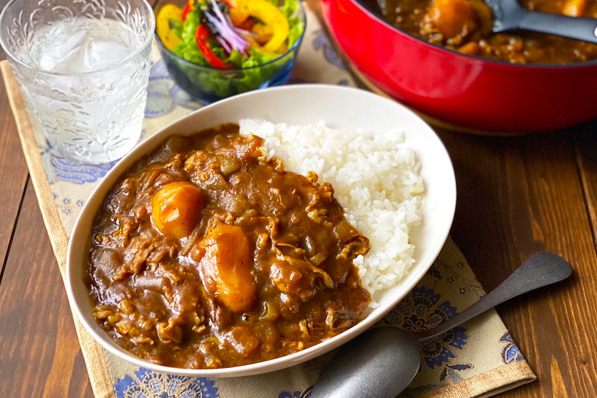 フライパンで作るポークカレーの盛り付け写真