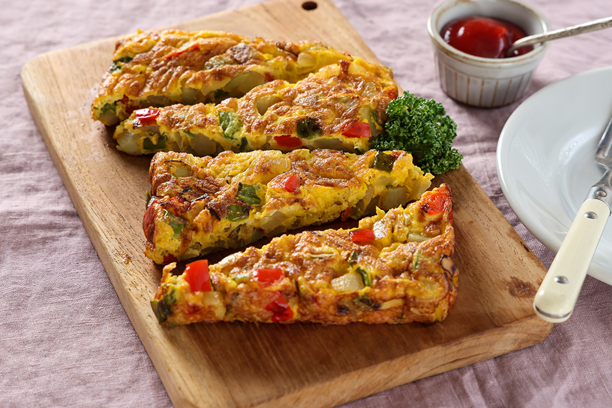 玉子焼きフライパンでスパニッシュオムレツの盛り付け写真