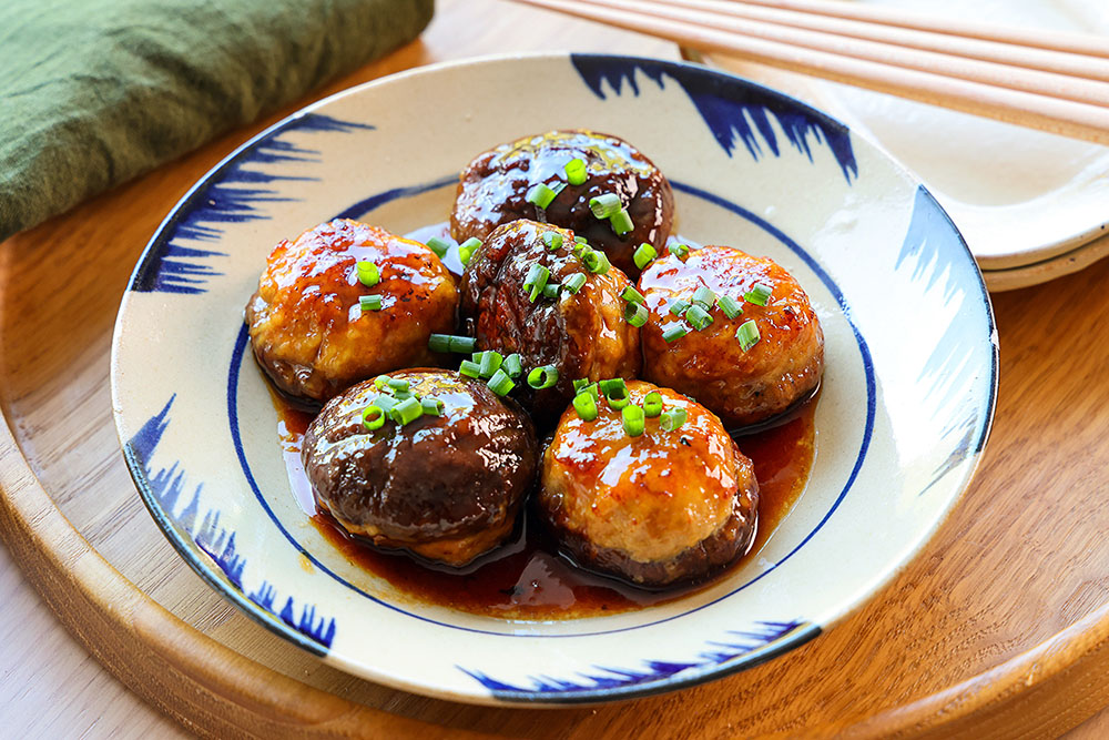 しいたけの肉詰め照り焼きの盛り付け写真