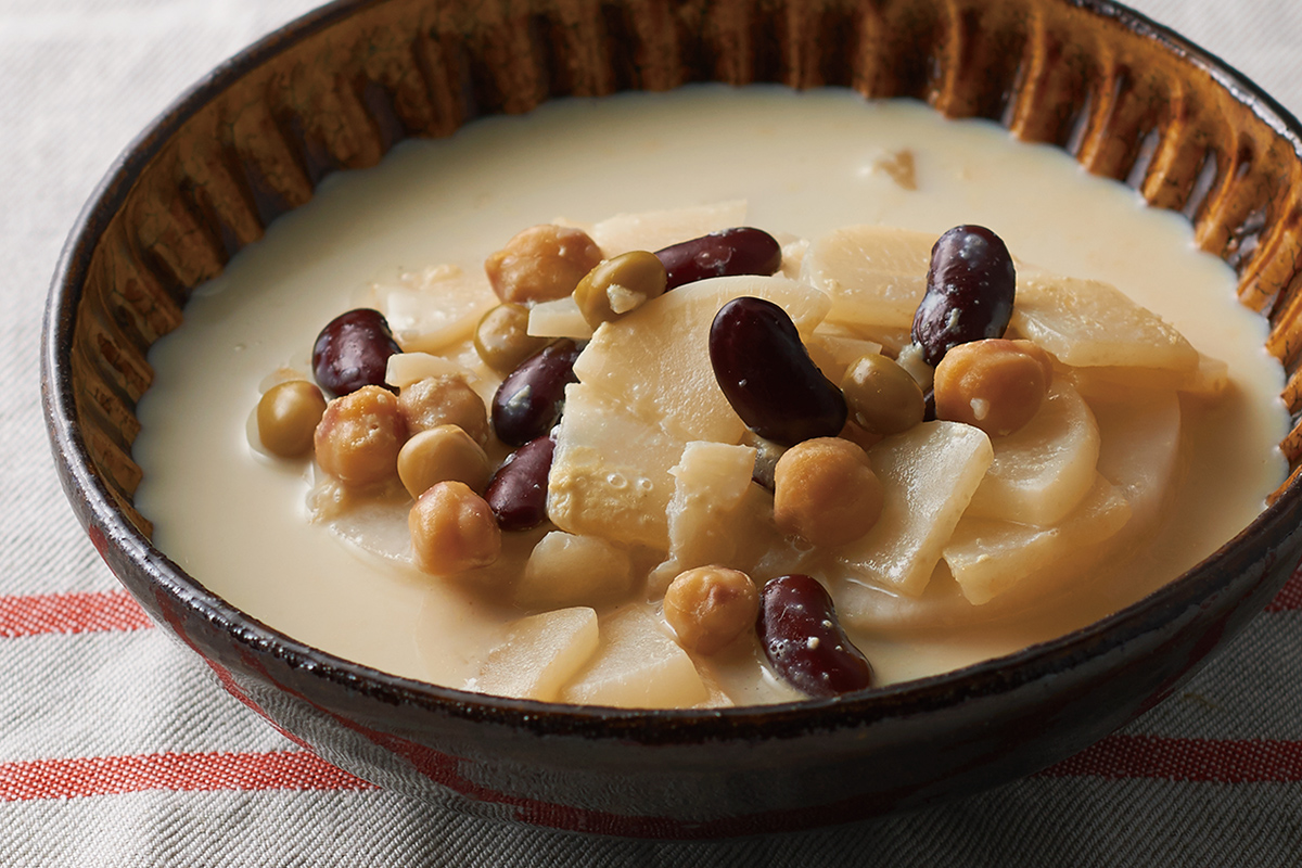 やさしい味のかぶとミックスビーンズの豆乳スープ