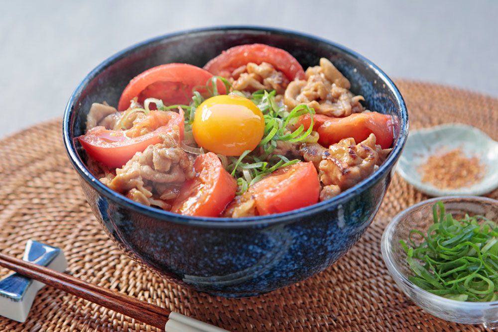 トマトと豚コマのスタミナ丼（トマスタ丼） | フライパンレシピ