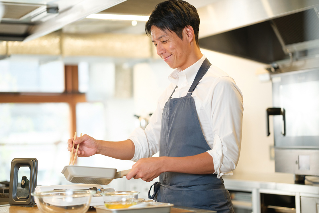 高橋さん×卵焼きフライパン使用シーン