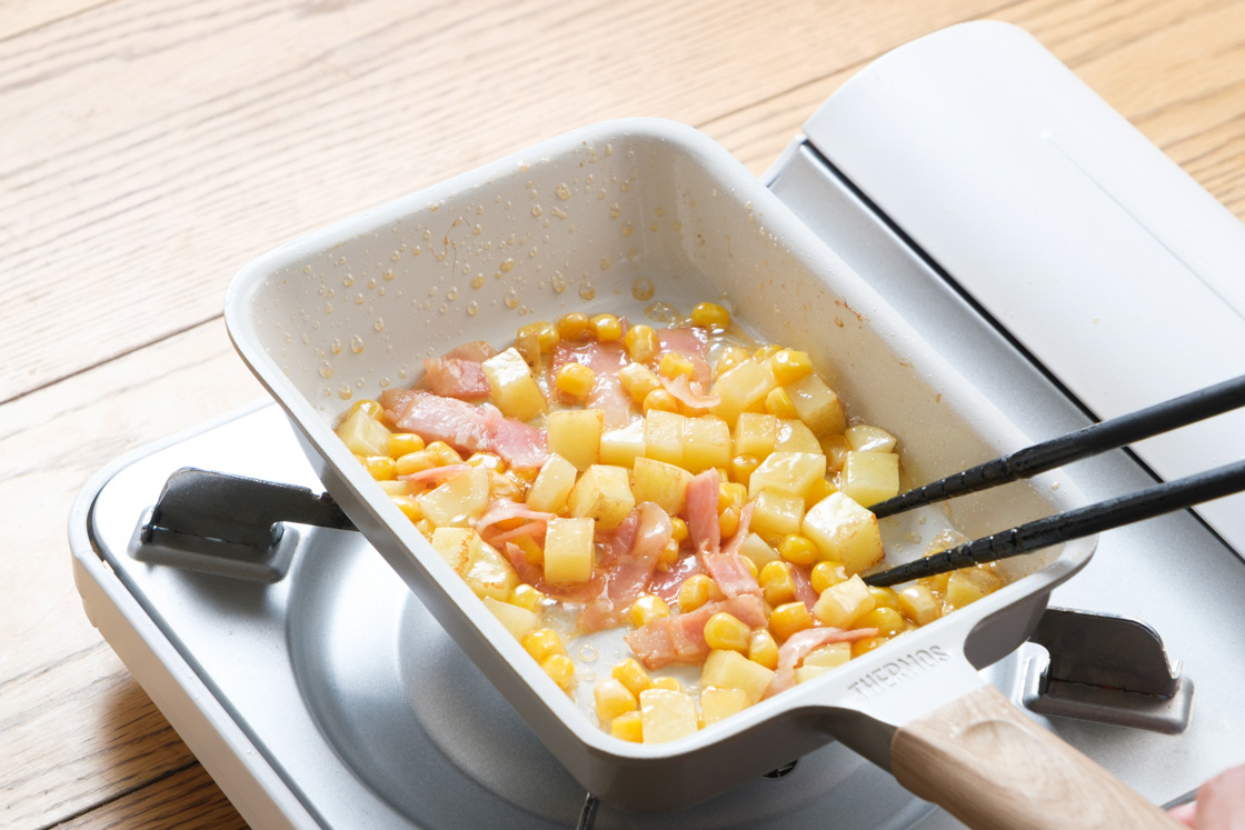 じゃがいもは電子レンジで加熱し、さらに炒めることで風味よく仕上がります