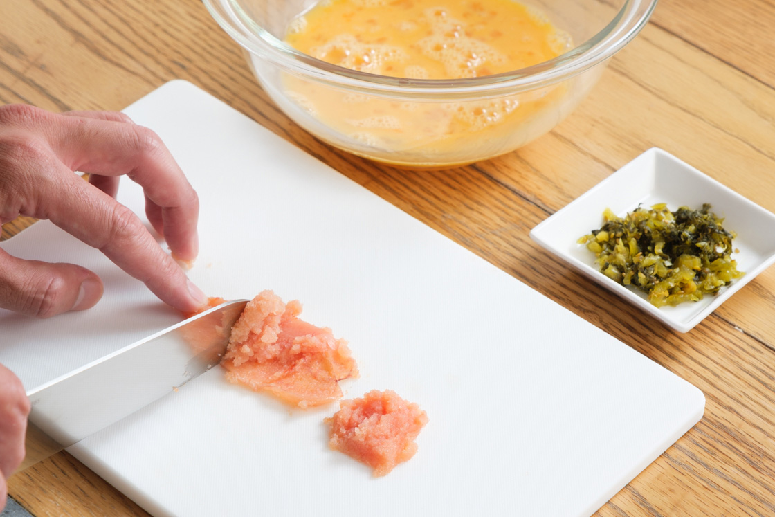 明太子の薄皮に切り目を入れ、包丁でしごくようにすると粒だけを取り出せます