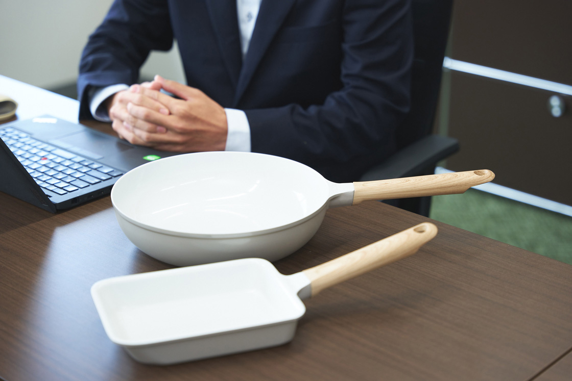 ガスIH両用。4つのサイズ（20、24、26、28センチ）のフライパンのほか、玉子焼き用と、注ぎ口のついたマルチパン2サイズ（26、28センチ）がある