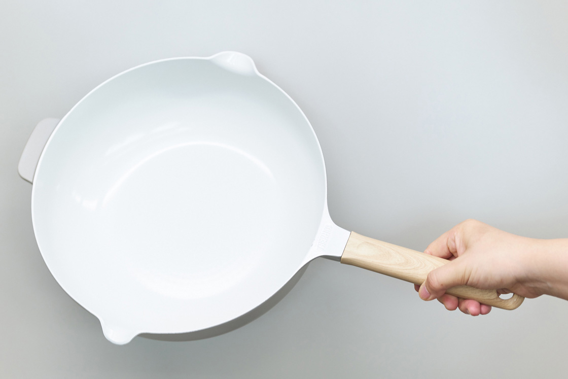 ハンドルと本体とを繋ぐ留め具がない。写真は注ぎ口つきで汁物にも使いやすいマルチパン