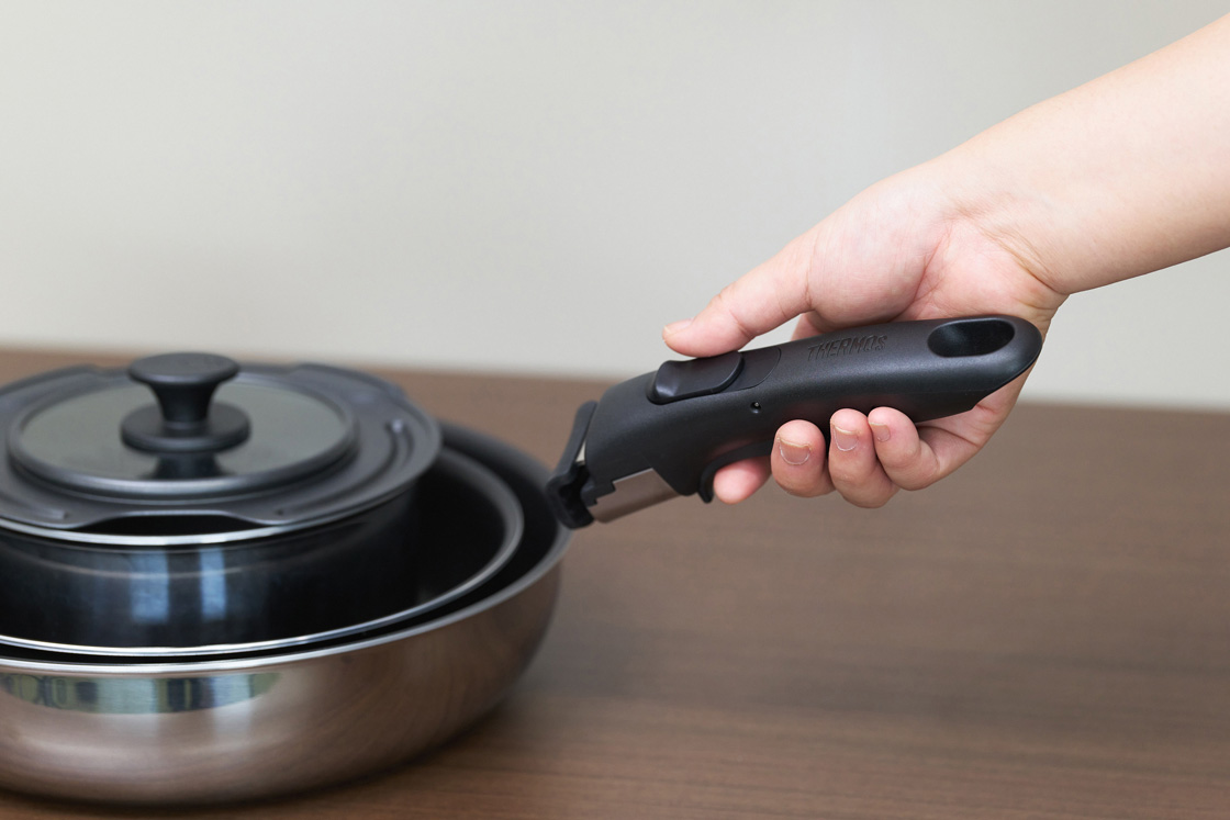 取っ手はワンタッチでしっかり固定できる設計