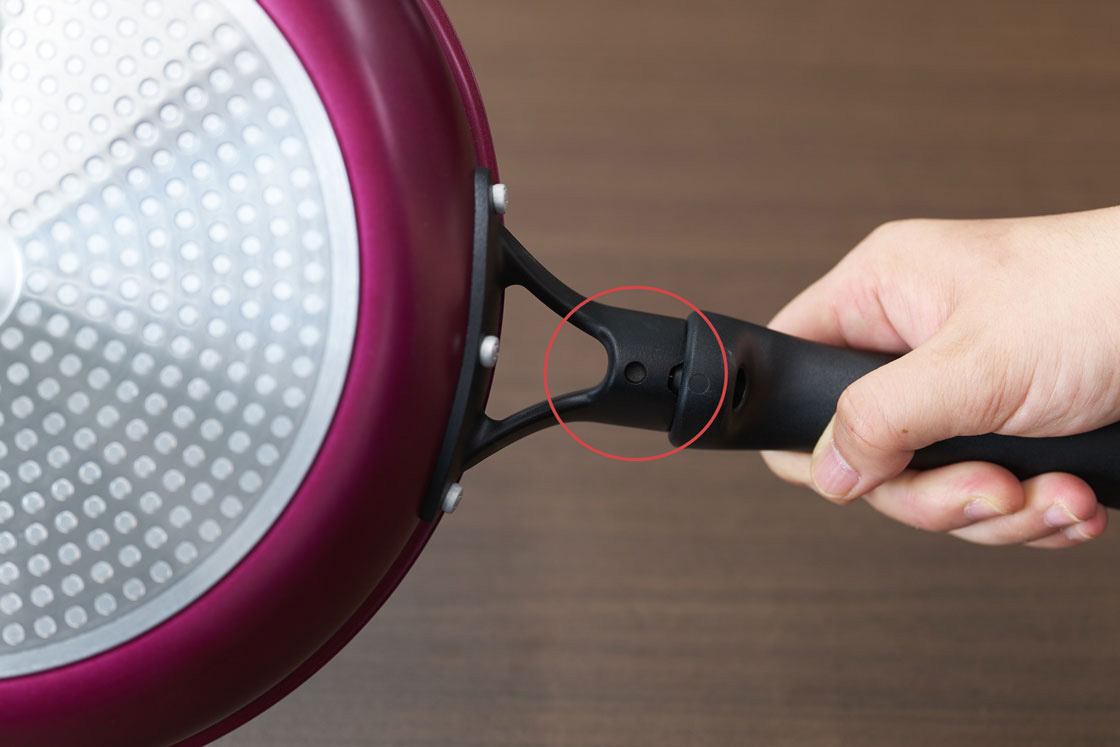 取っ手の裏側に水抜き穴がある