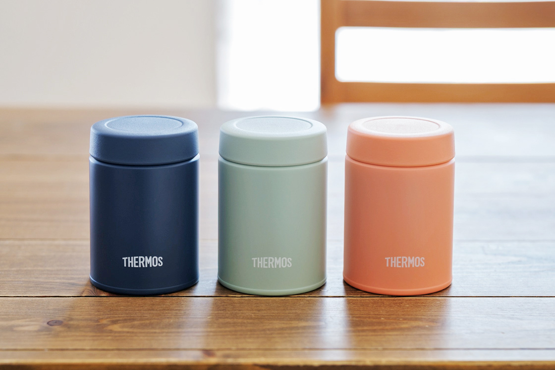 カラーバリエーションはナイトグレー、ライトグリーン、コーラルピンクの全3種類