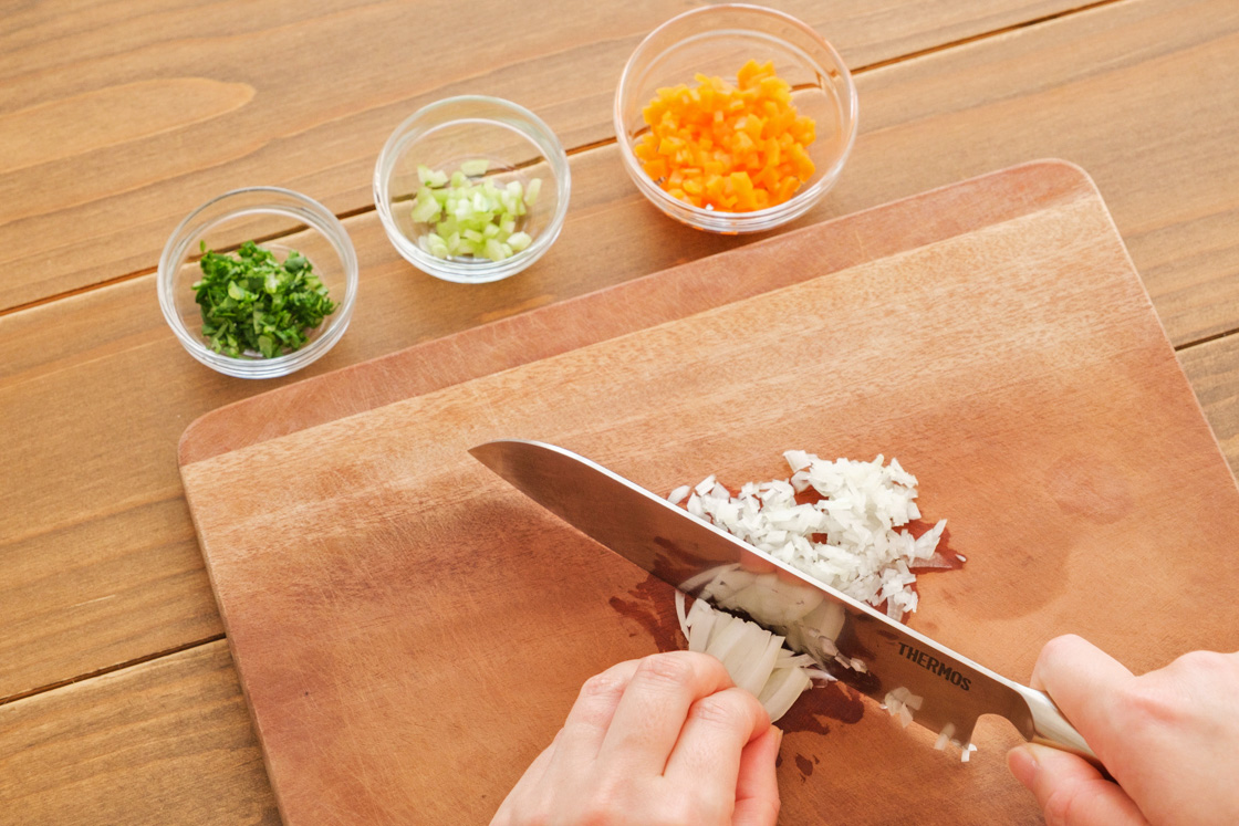 レシピ①工程写真(包丁使用シーン)