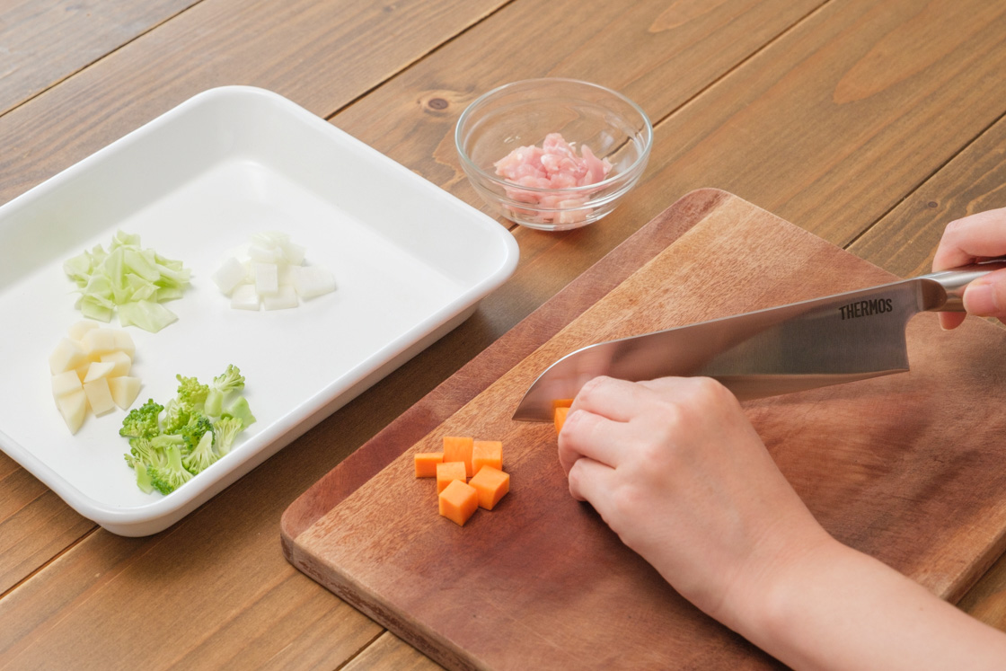 レシピ2工程写真(包丁使用シーン)