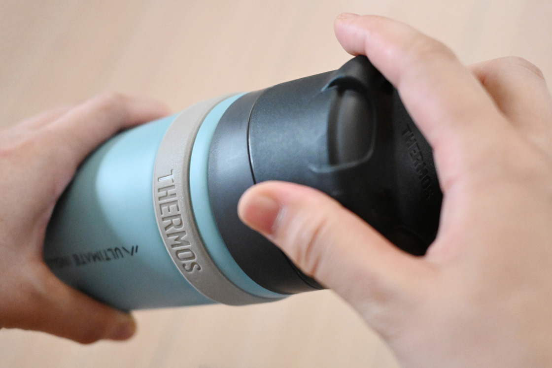 グローブでもつかみやすい「ボディリング」や、ザックから取り出しやすい「ノンスリップカップ」