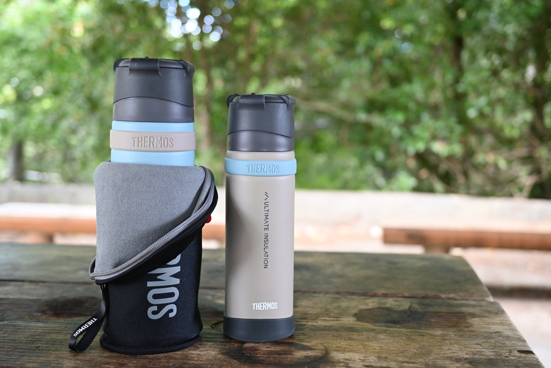 ポーチはやわらかい素材でできているので、折り返して使える。ケースに入れたまま注ぐこともできる