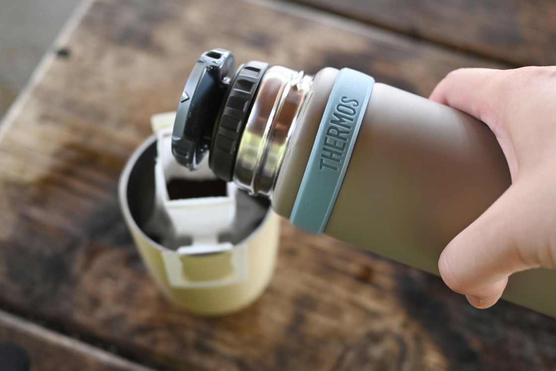 持参したタンブラーにお湯を注いでコーヒーを淹れます