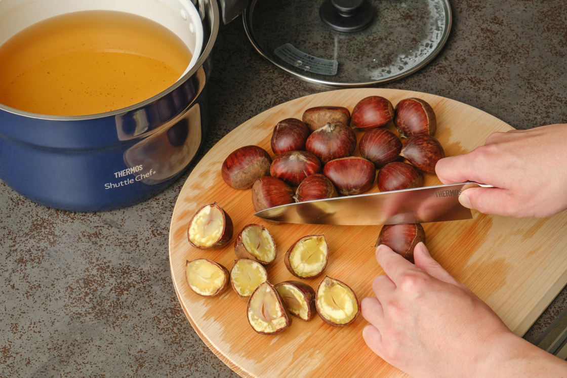 ゆで栗を取り出す様子1