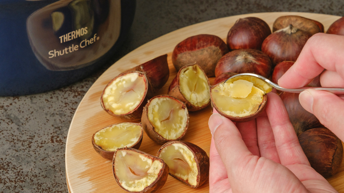 ゆで栗を取り出す様子2