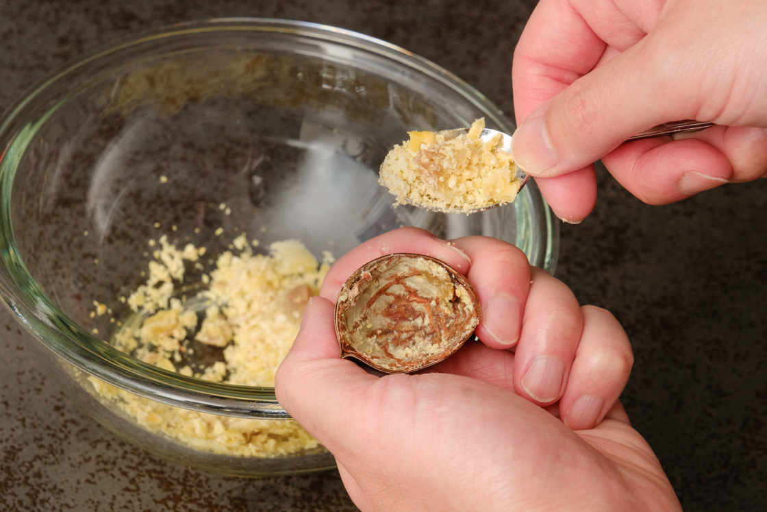 ゆで栗を取り出す様子3