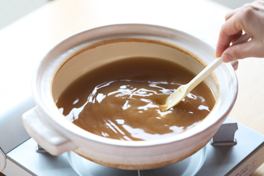 火を付ける前に、調味料を鍋の中でよく混ぜ合わせます